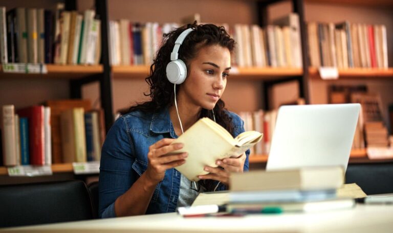 تقویت مهارت شنیداری- خانمی که با استفاده از گوش کردن و استفاده از کتاب های صوتی این مهارت را در خودش تقویت می کند.