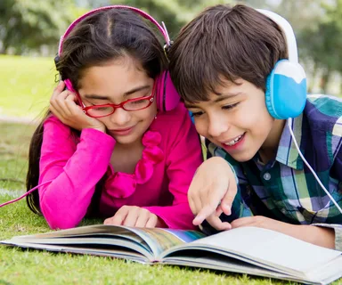  گوش کردن به کتاب های صوتی برای بهبود مهارت شنیداری