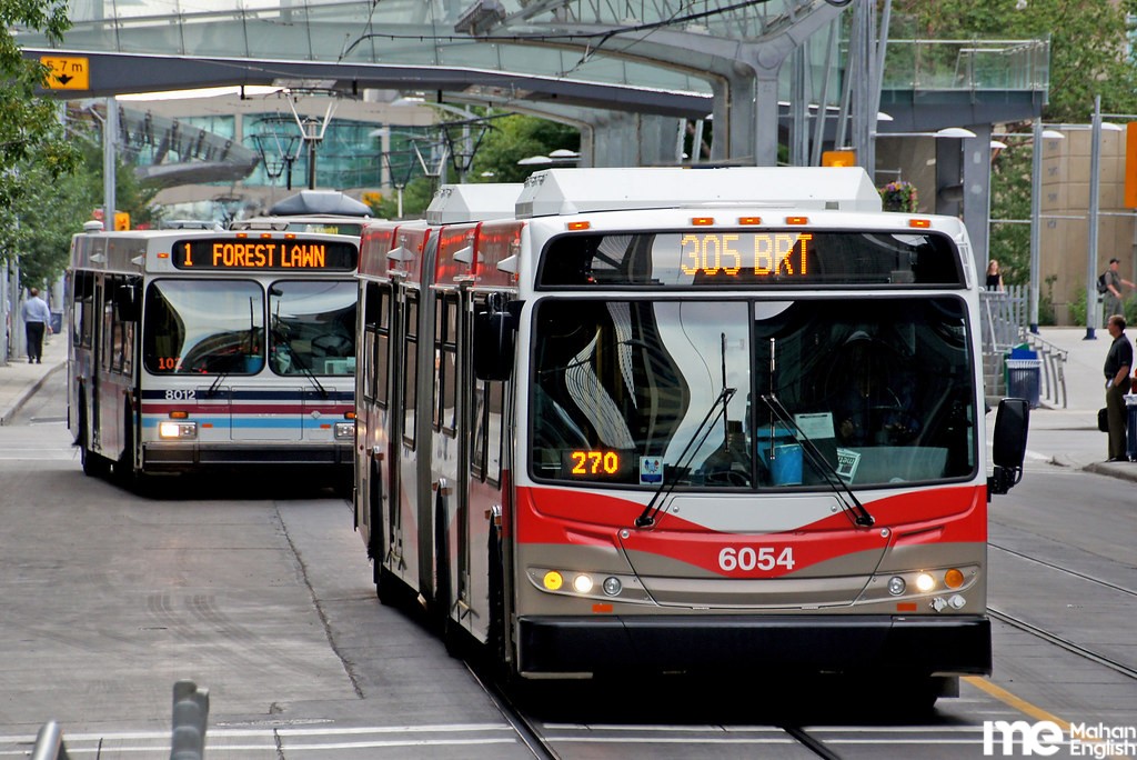 دو اتوبوس پشت سر هم در سیستم حمل و نقل کانادا 